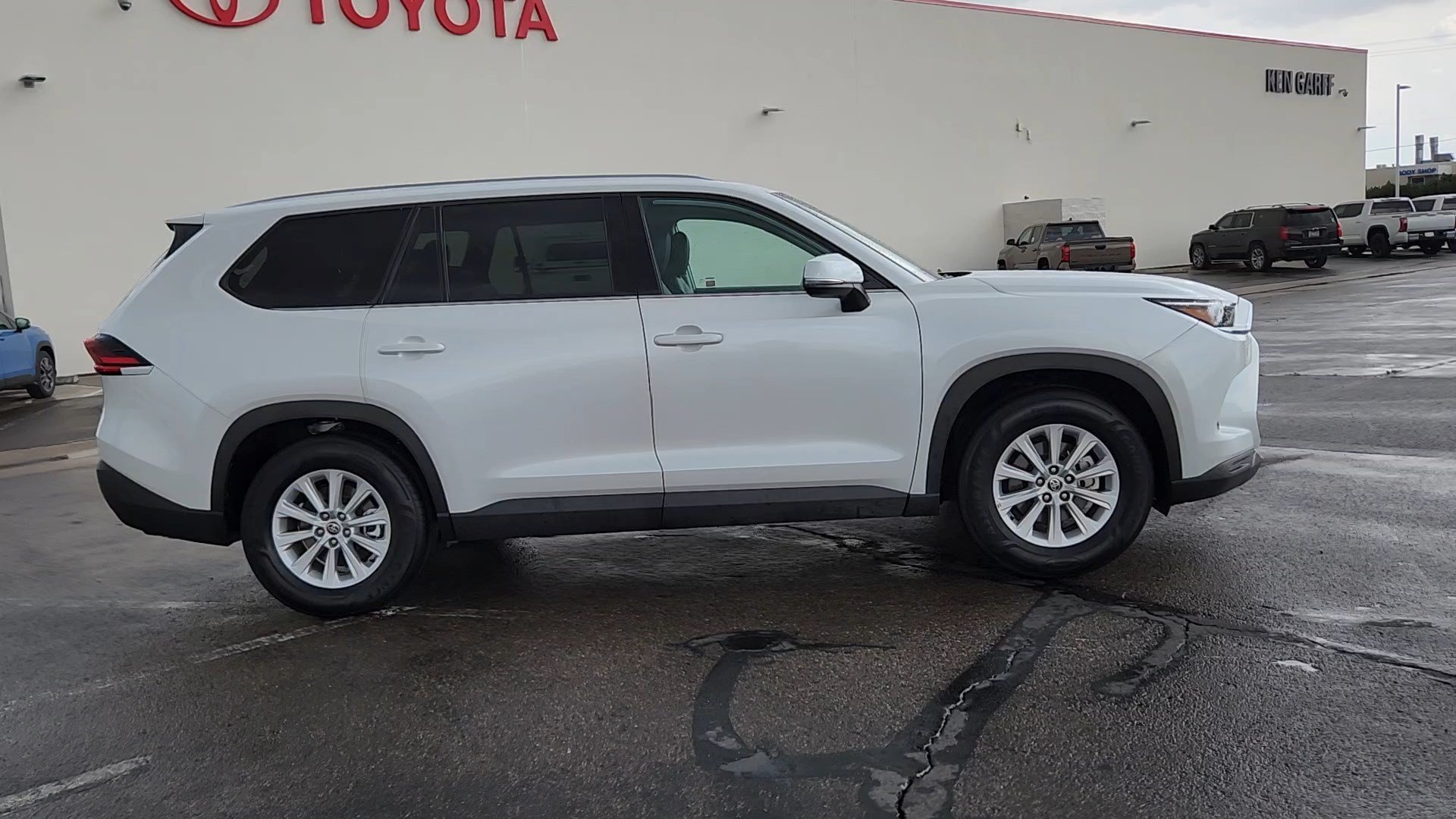 Used 2025 Wind Chill Pearl Toyota XLE image 3