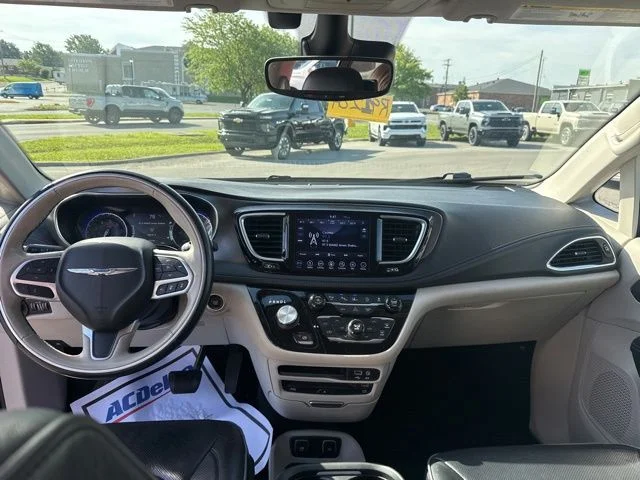 Used 2018 Black Chrysler Limited image 25
