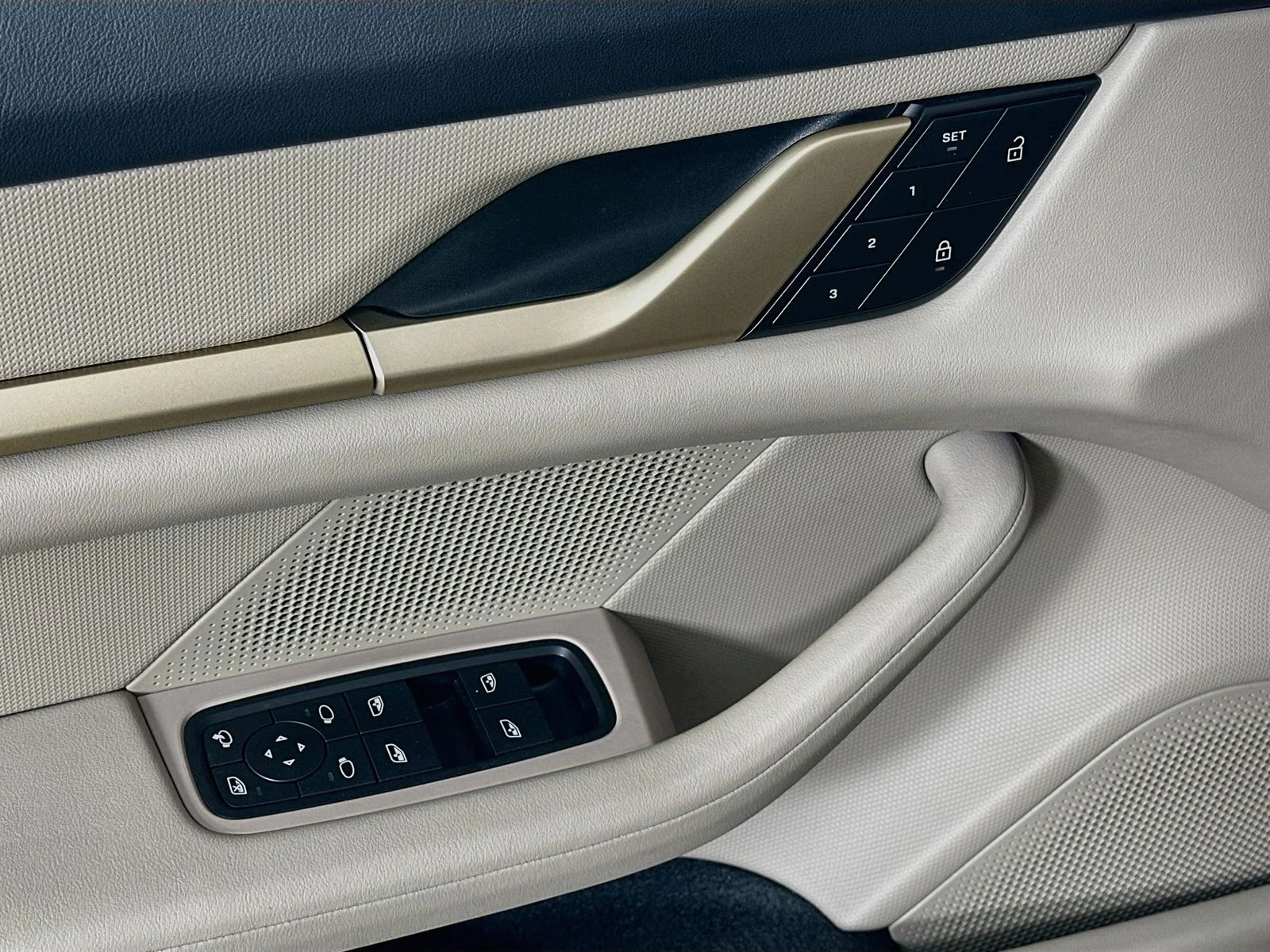 2023 Porsche Taycan Base - Photo 16