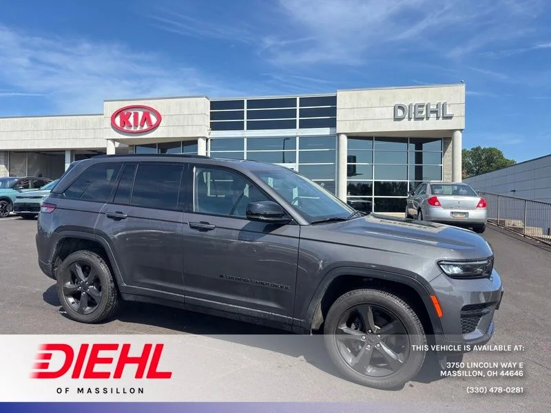 Used 2023 Gray Jeep Altitude X image 1