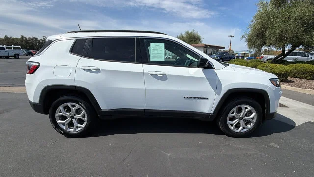 Used 2025 White Jeep Latitude image 3