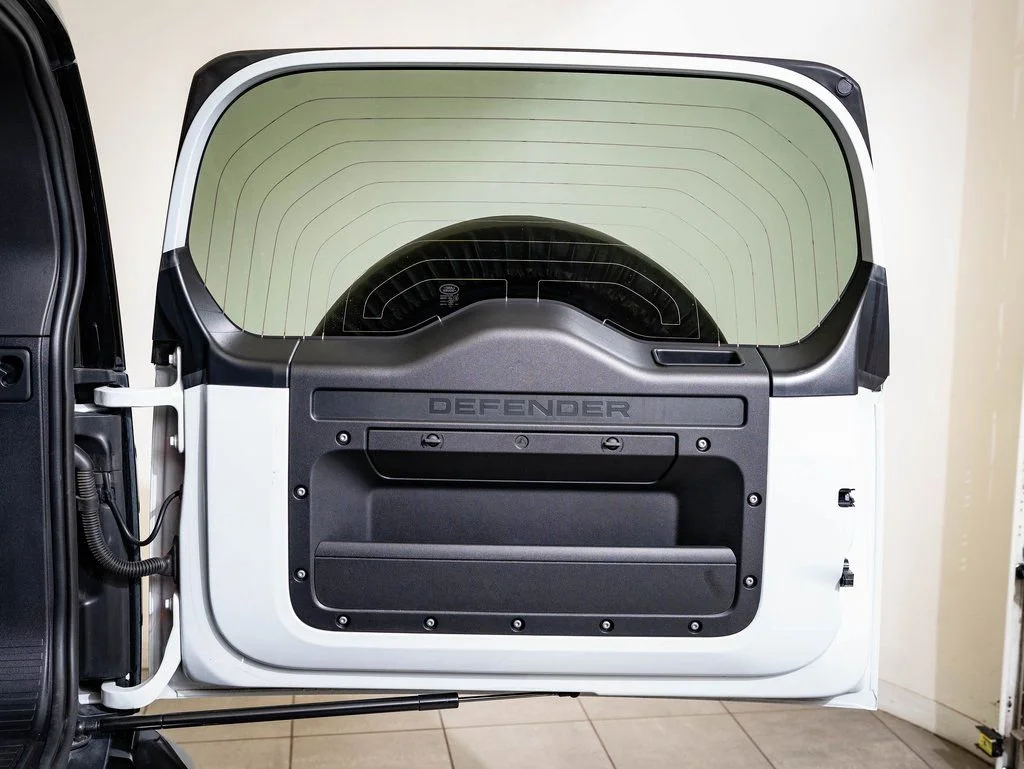 Used 2022 White Land Rover V8 image 18