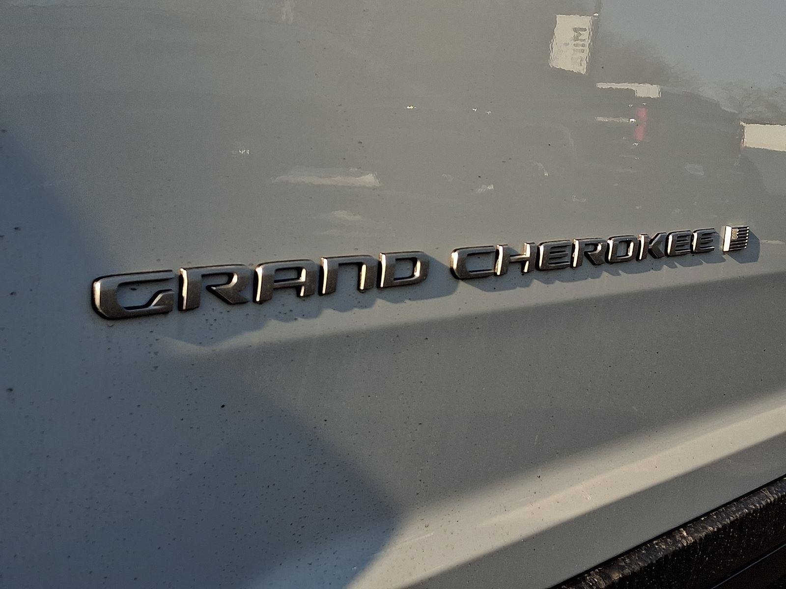 New 2026 Bright White Clear-Coat Exterior Paint Jeep Laredo X image 18