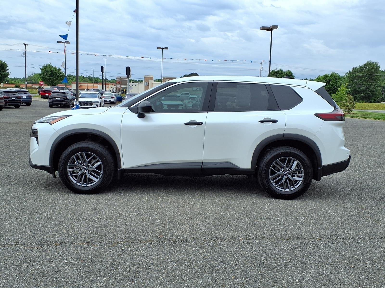 Used 2024 Everest White Pearl Nissan S image 3