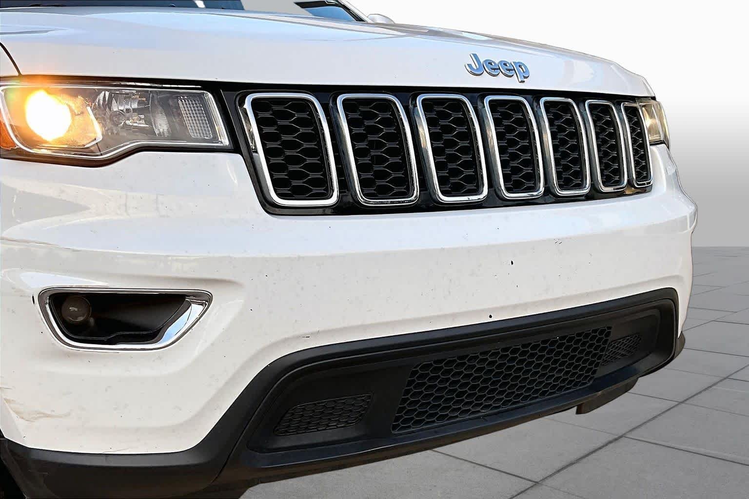 Used 2019 Bright White Clearcoat Jeep Laredo E image 28