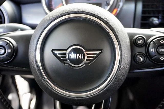 Used 2019 White MINI Classic image 33