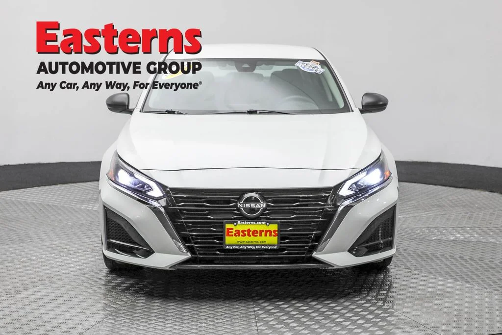Used 2024 White Nissan 2.5 SV image 2
