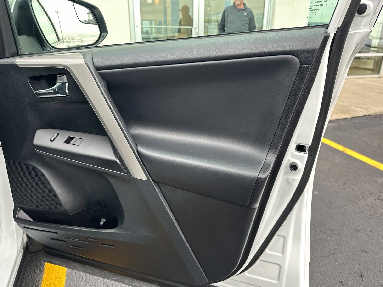 Used 2016 White Toyota XLE image 39