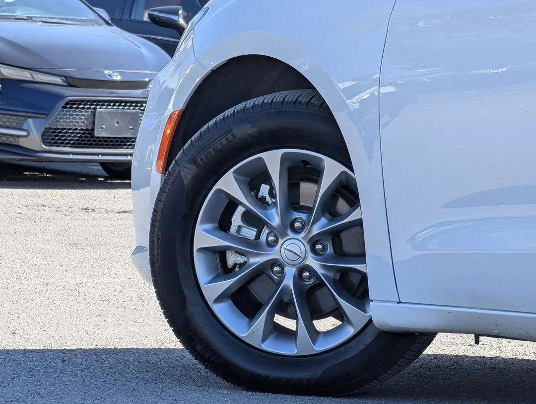 Used 2026 White Chrysler Limited - Nappa Leather - Heated Wheel - Remote Start - Panoramic Sunroof & More image 9