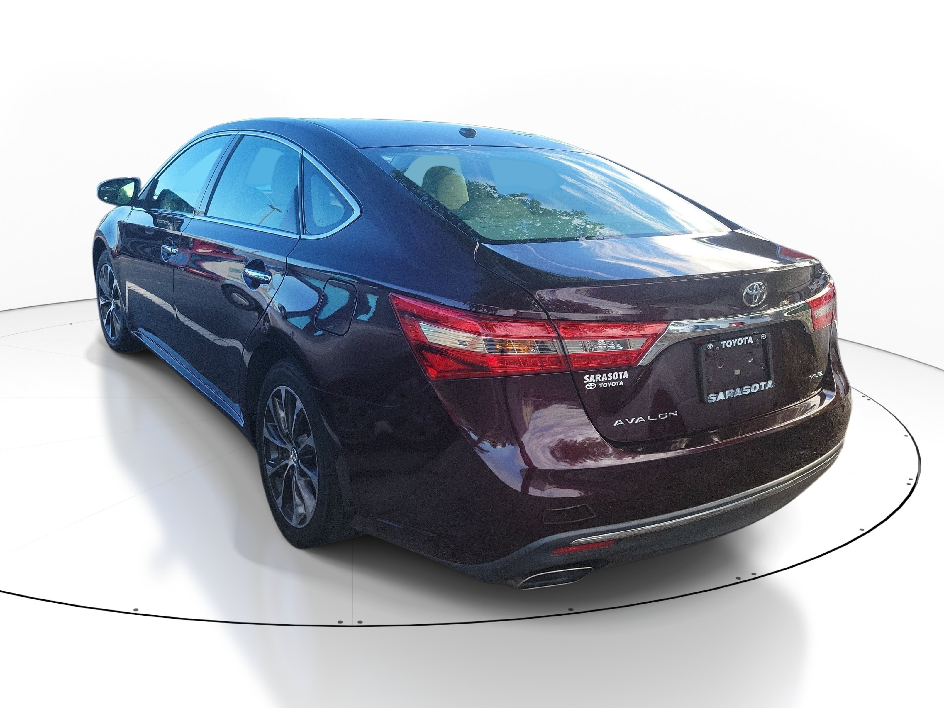Used 2018 Sizzling Crimson Mica Toyota XLE Premium image 6