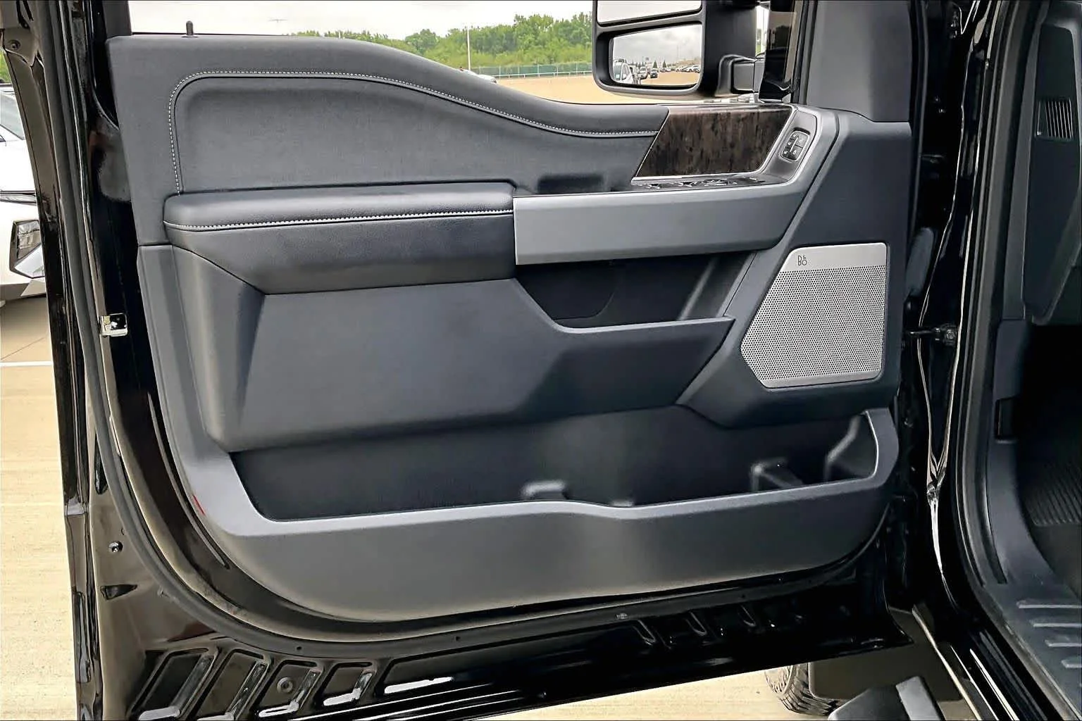 Used 2024 Agate Black Metallic Ford LARIAT image 20