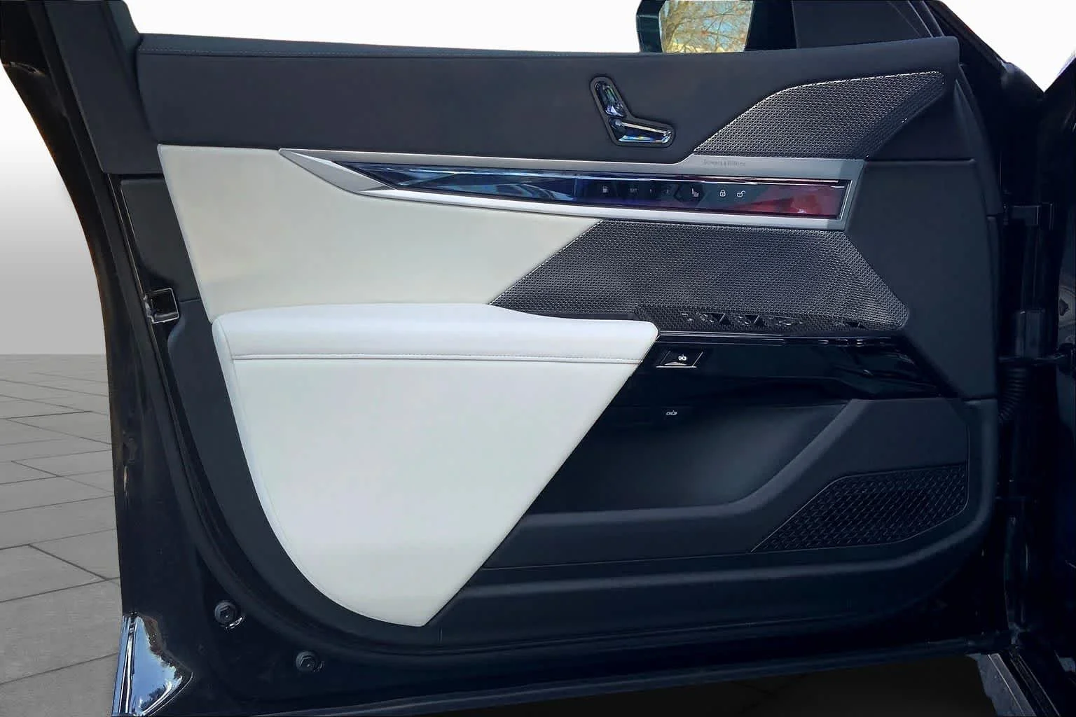 2026 BMW 7 Series 750e - Photo 10