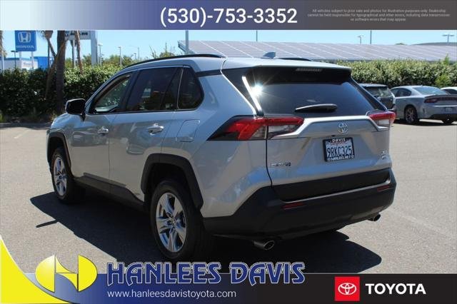 2025 Toyota RAV4 XLE - Photo 9