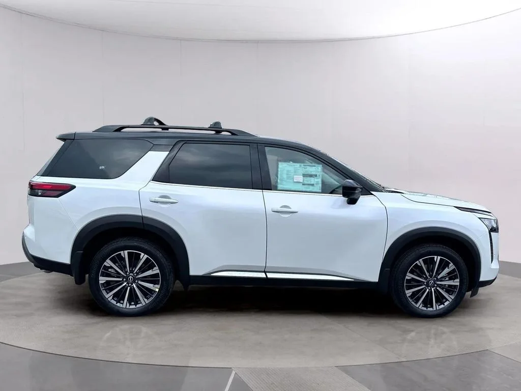 New 2026 Everest White Pearl/Black Nissan Platinum image 2