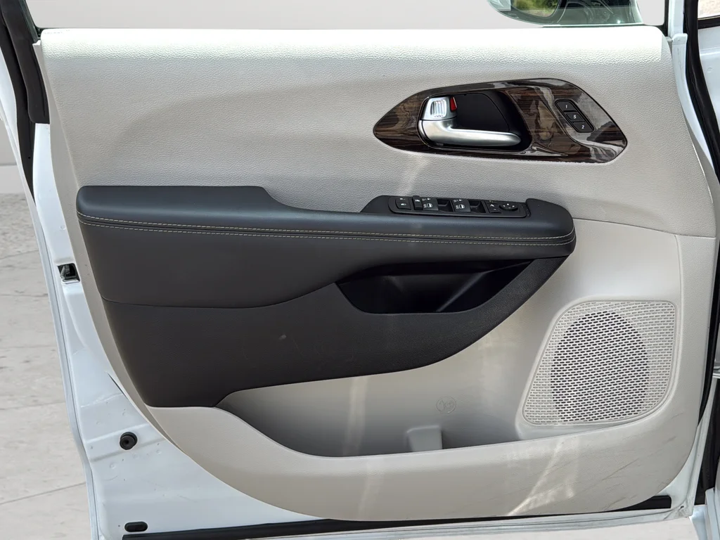 Used 2023 White Chrysler Limited image 27