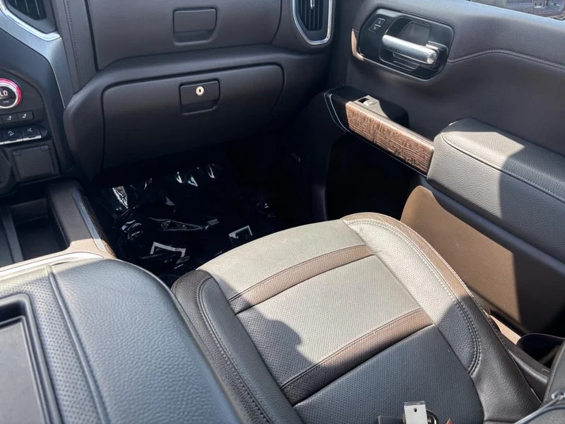 Used 2022 White Frost Tricoat GMC Denali image 17