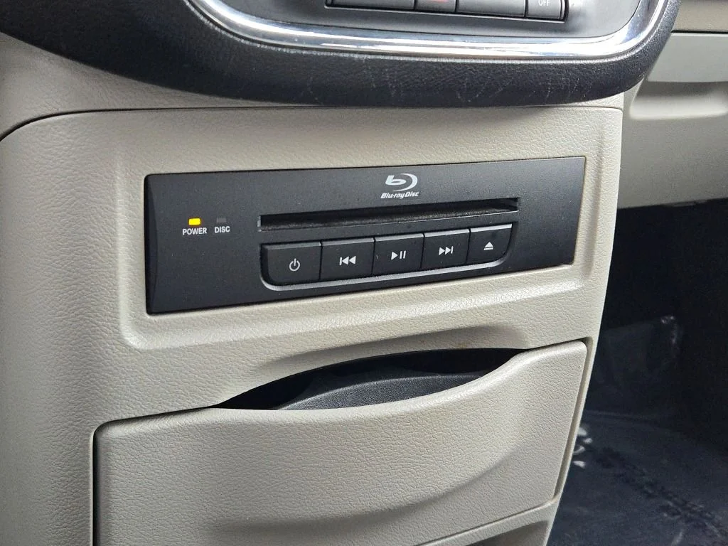 Used 2013 Silver Chrysler Touring-L image 27