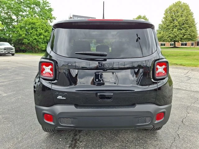 Used 2023 Black Jeep Altitude image 9