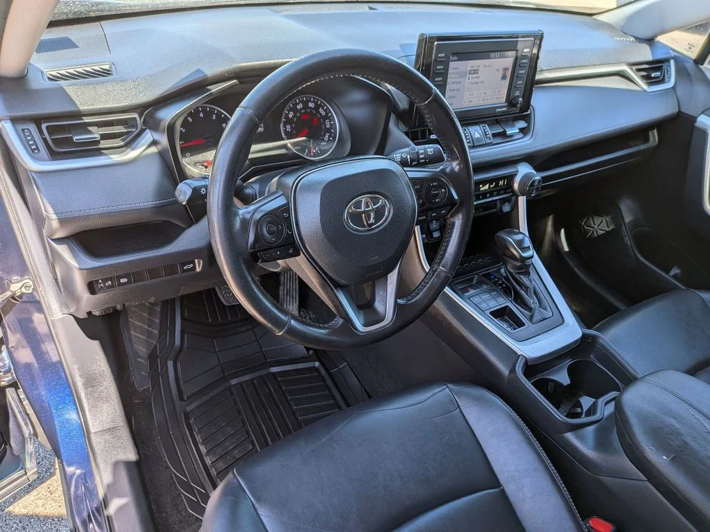 Used 2020 Blue Toyota XLE Premium image 10