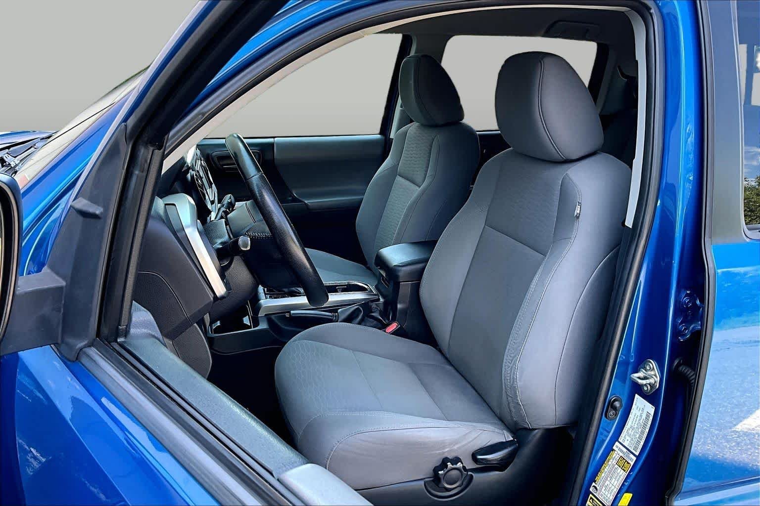 Used 2016 Blazing Blue Pearl Toyota SR5 image 9