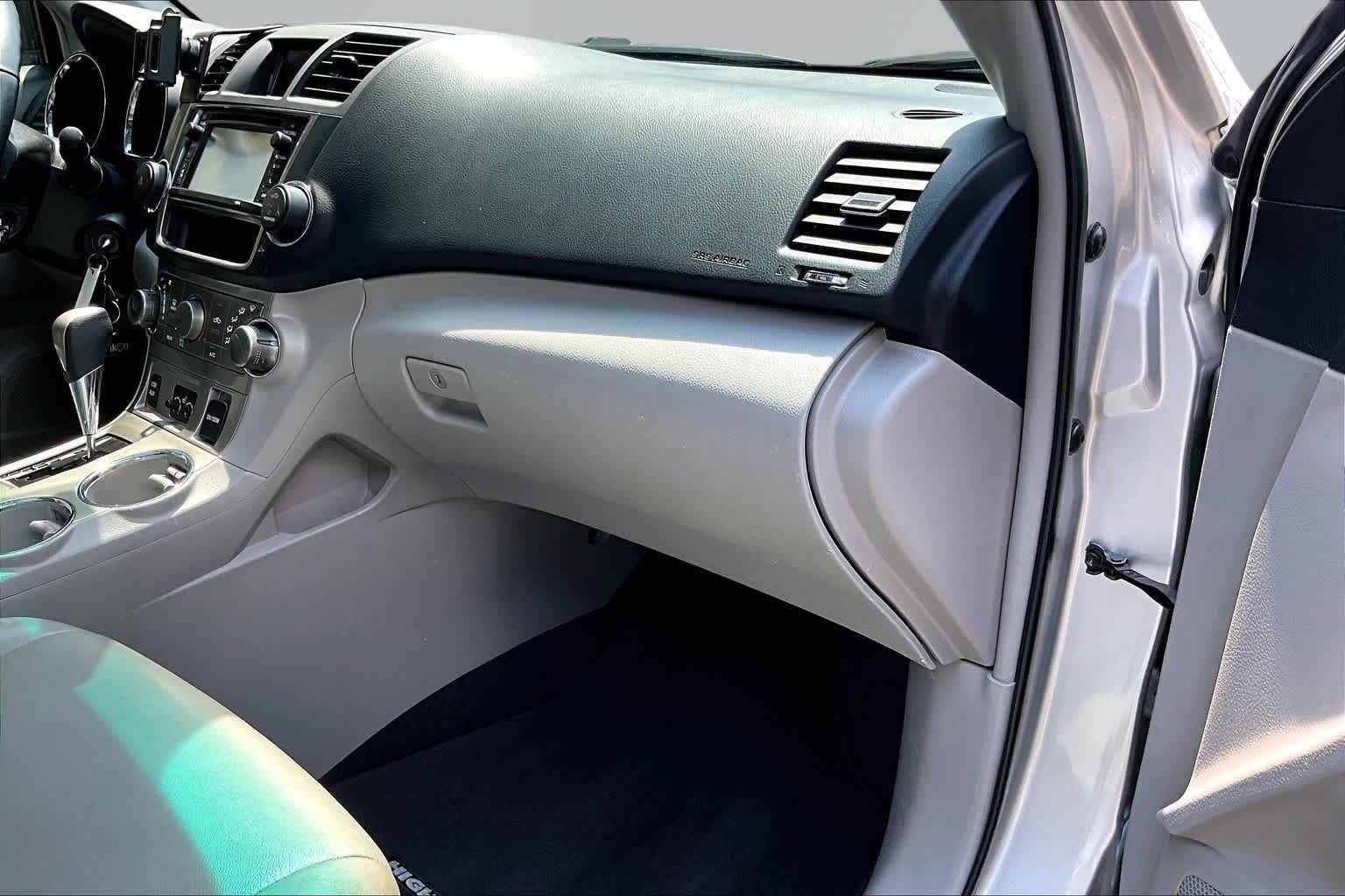 Used 2013 Classic Silver Metallic Toyota SE image 19