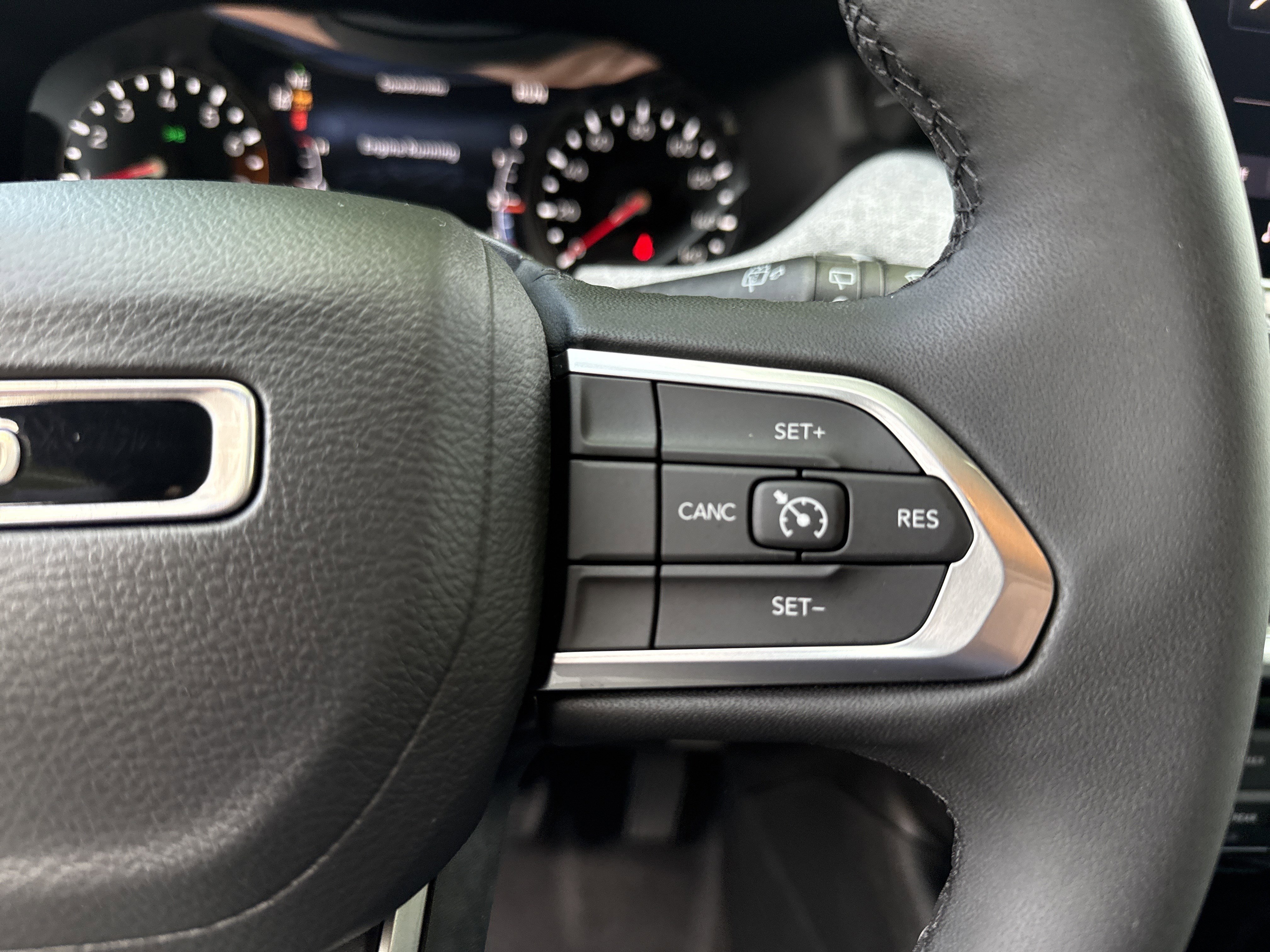 Used 2024 Diamond Black Crystal Pearlcoat Jeep Latitude image 25