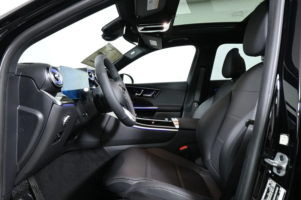 Used 2026  Mercedes-Benz GLC 300 image 3