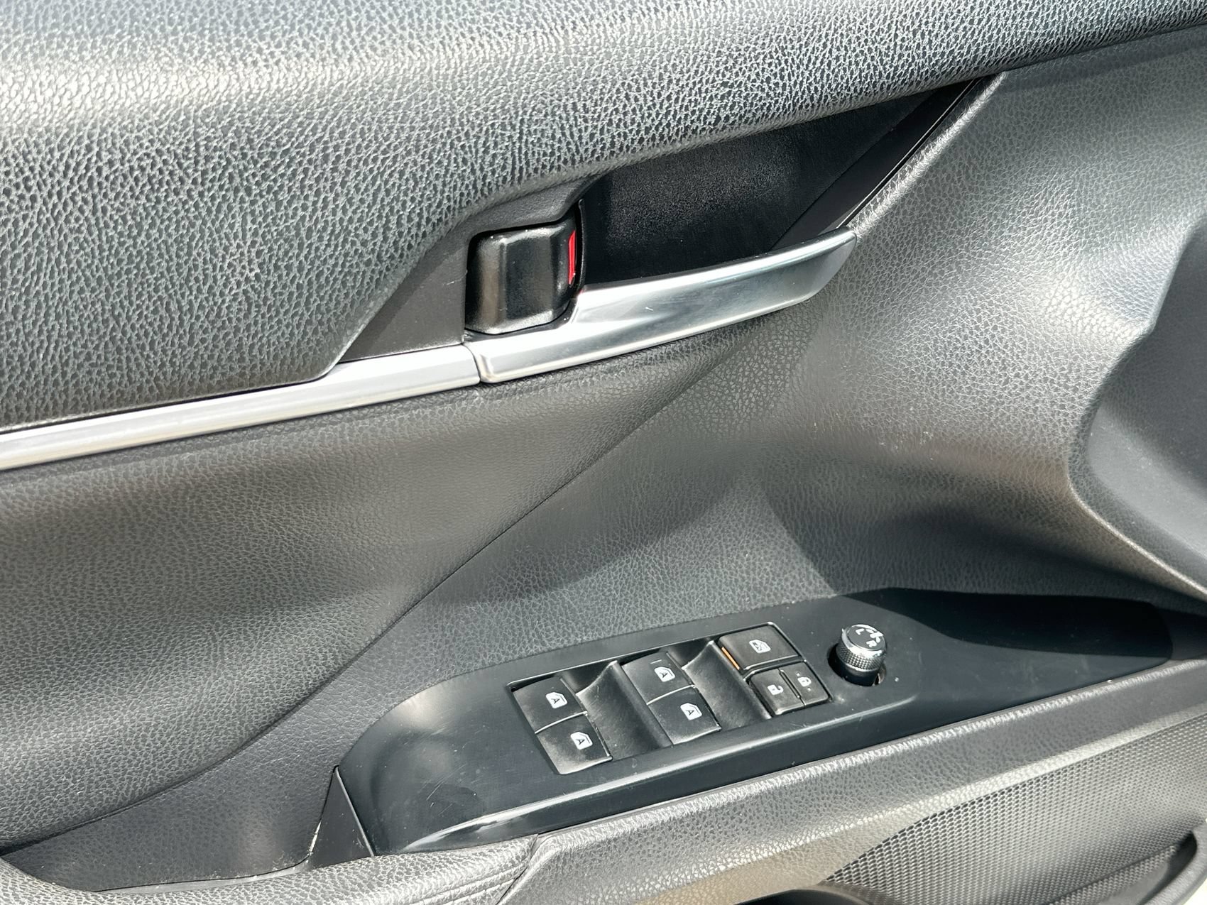 Used 2019 Pearl Toyota XSE image 13