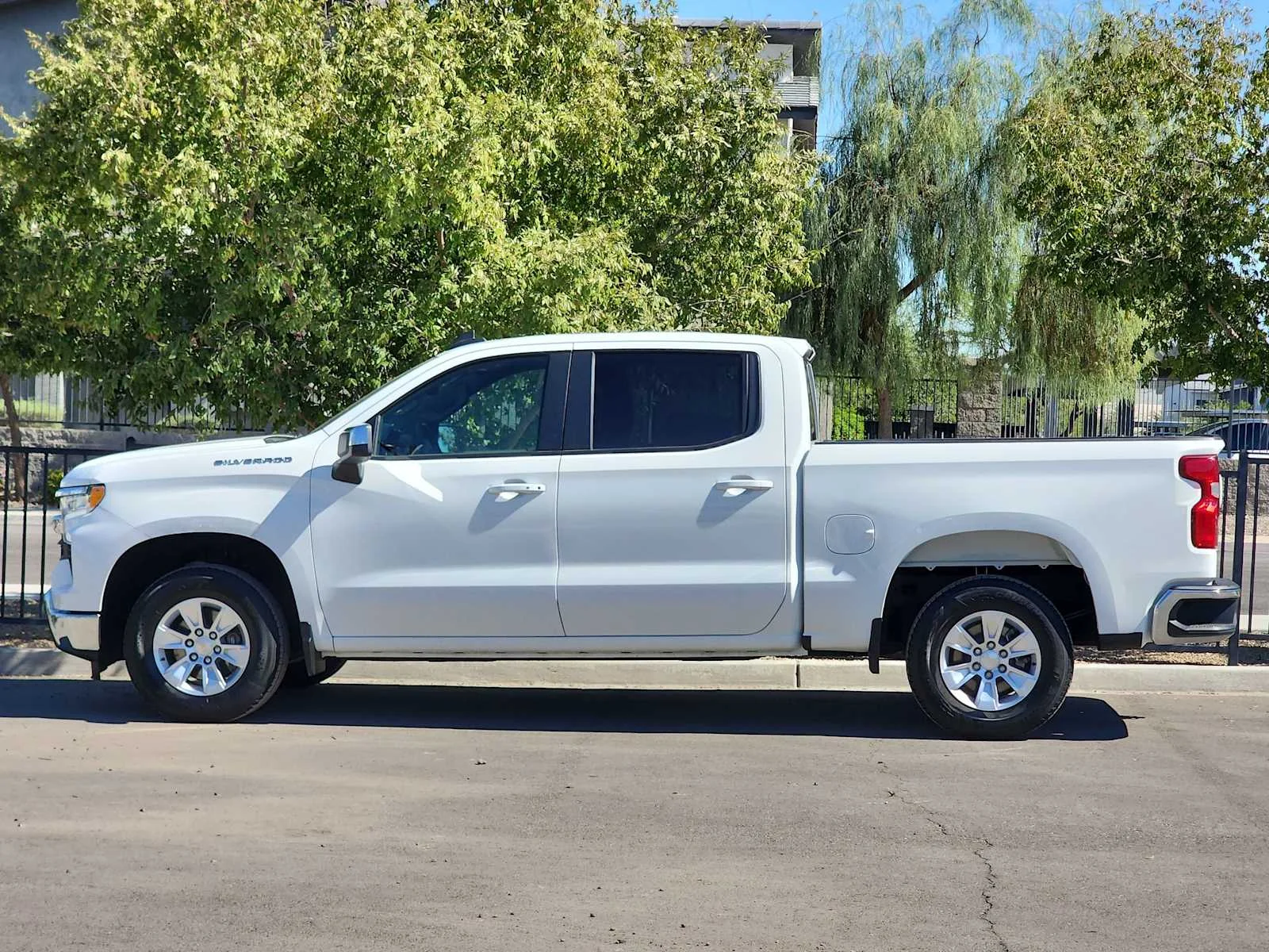 Used 2025 Summit White Chevrolet LT image 5
