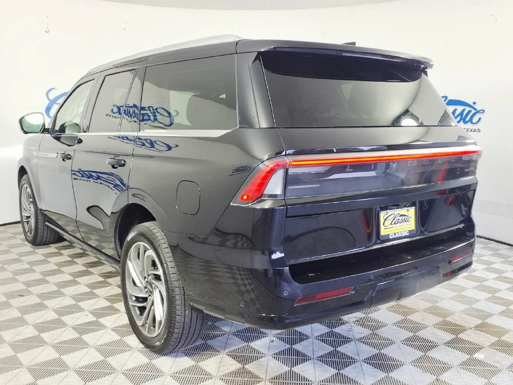 Used 2025 Black Lincoln Reserve image 2