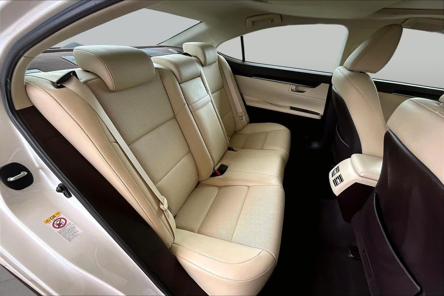 Used 2017 Eminent White Pearl Lexus  image 17