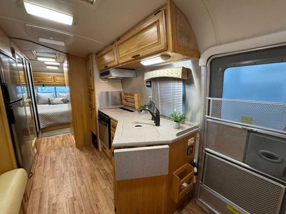 Used 2011 SILVER AIRSTREAM  image 11