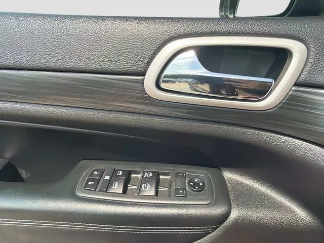 Used 2020 Red Jeep Altitude image 20