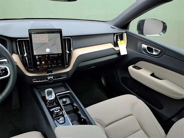 2026 Volvo XC60 Plus - Photo 11