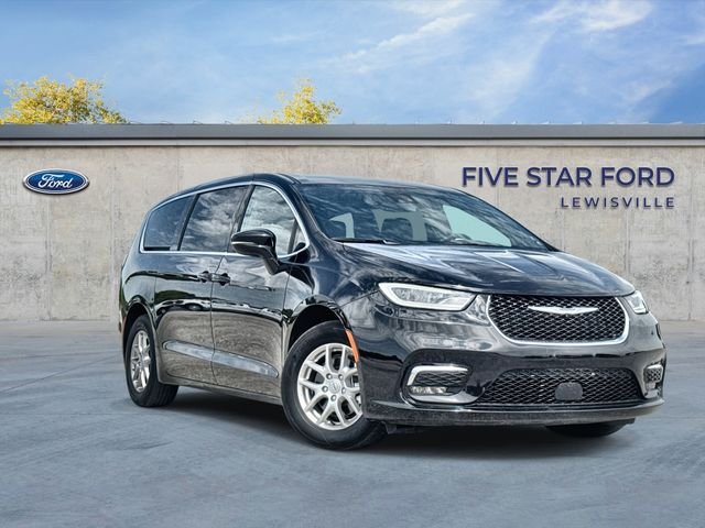 Used 2025 Black Chrysler Select image 1