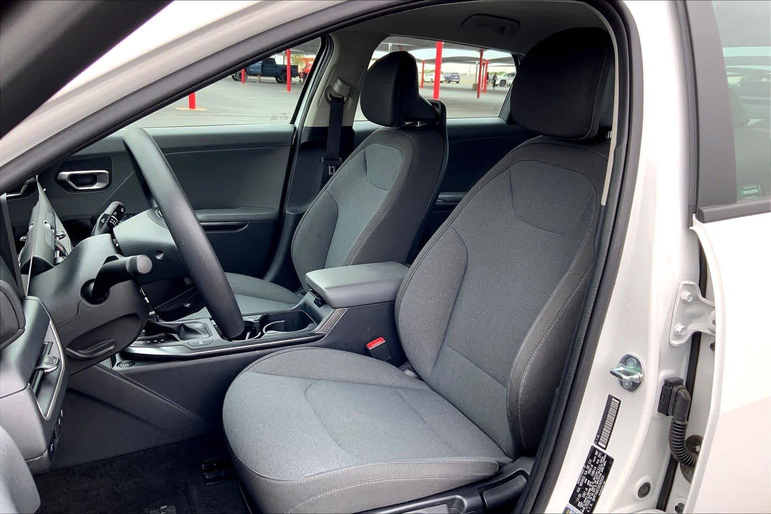 Used 2025 Snow White Pearl Kia LXS image 8