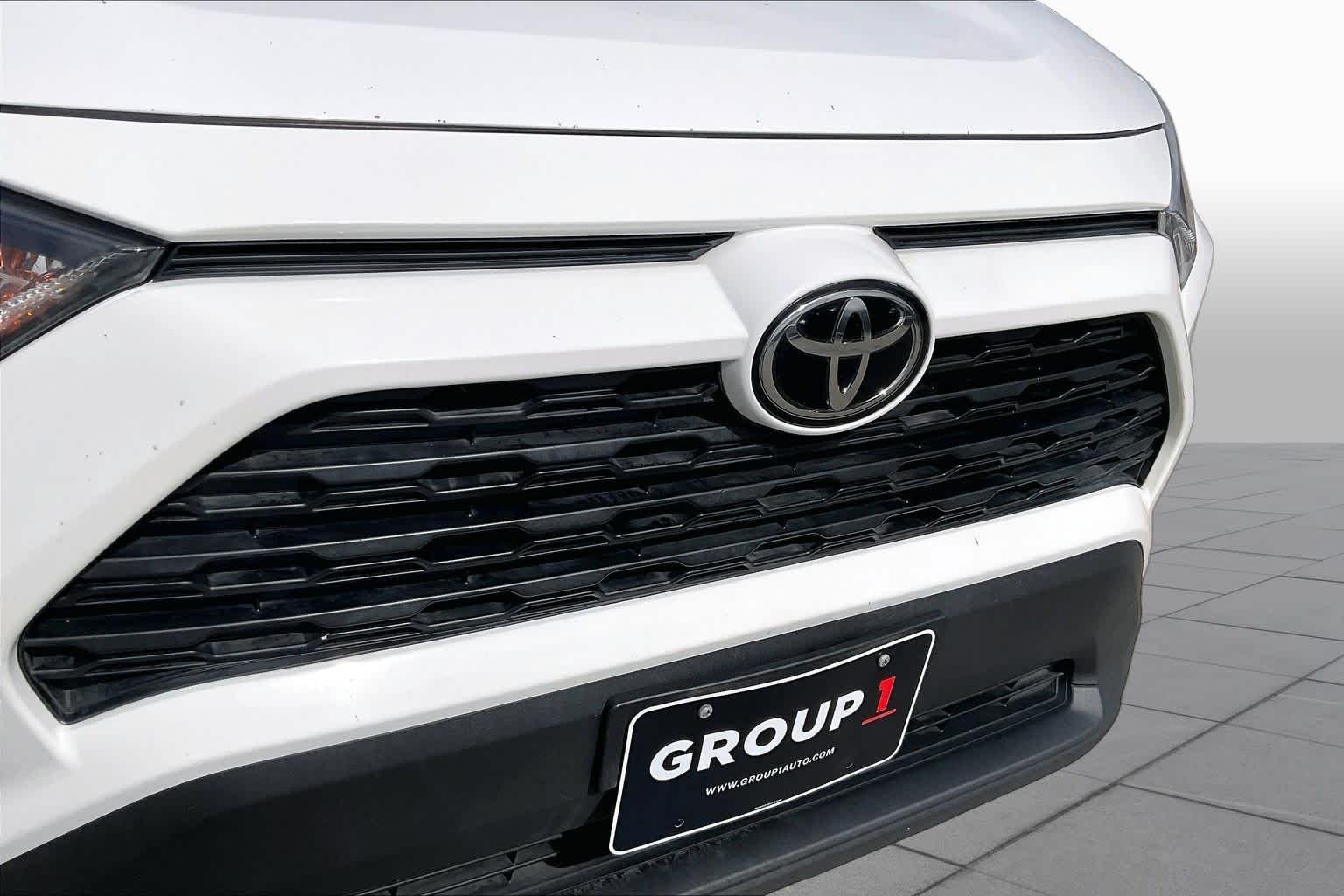 Used 2022 White Toyota LE image 28