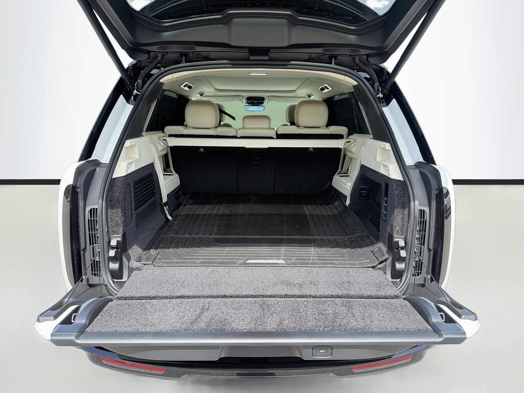 New 2026 Fuji White LAND ROVER SE 7 Seats image 12