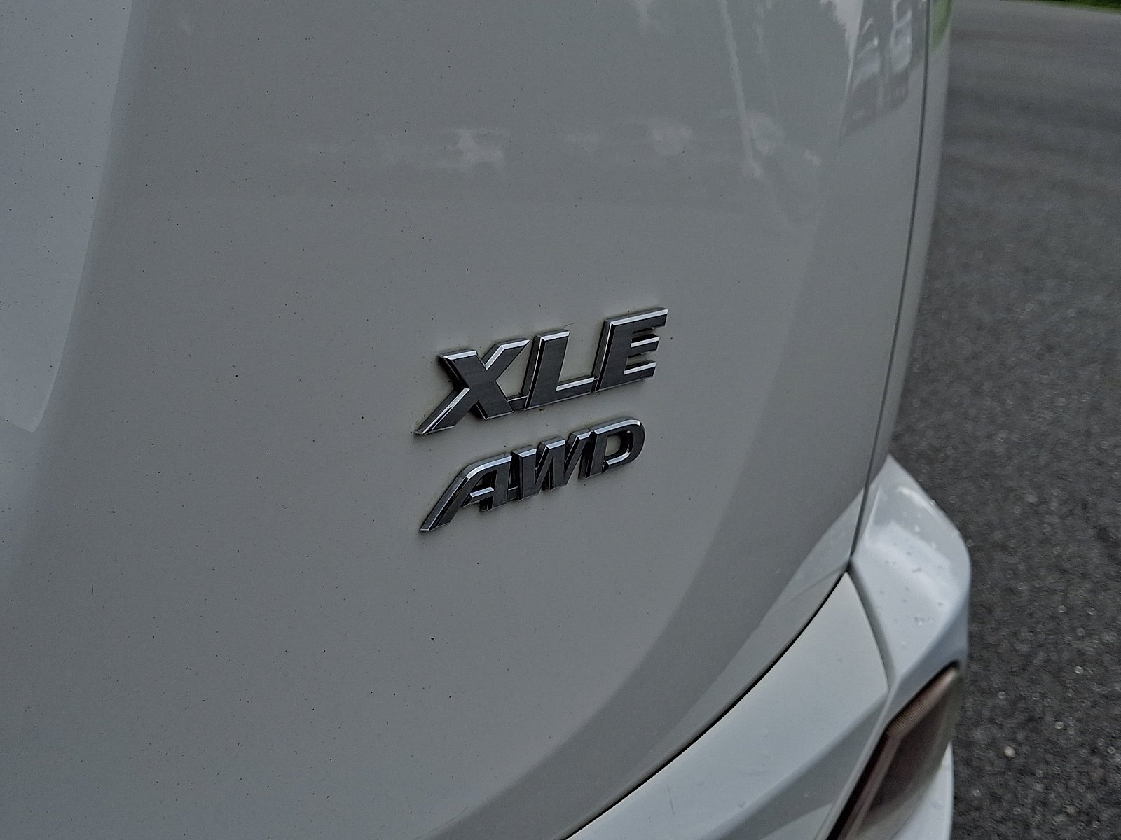Used 2018 Super White Toyota XLE image 32