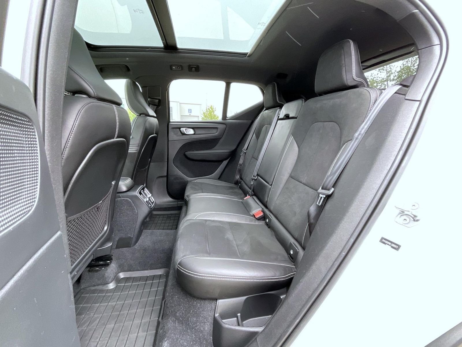 Used 2020 White Volvo R-Design image 20
