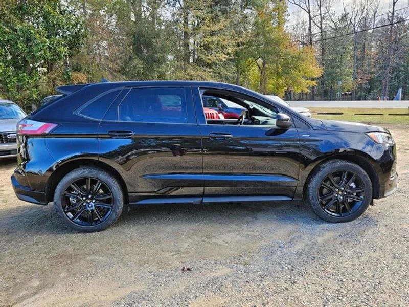 Used 2024 Agate Black Metallic Ford ST-Line image 13
