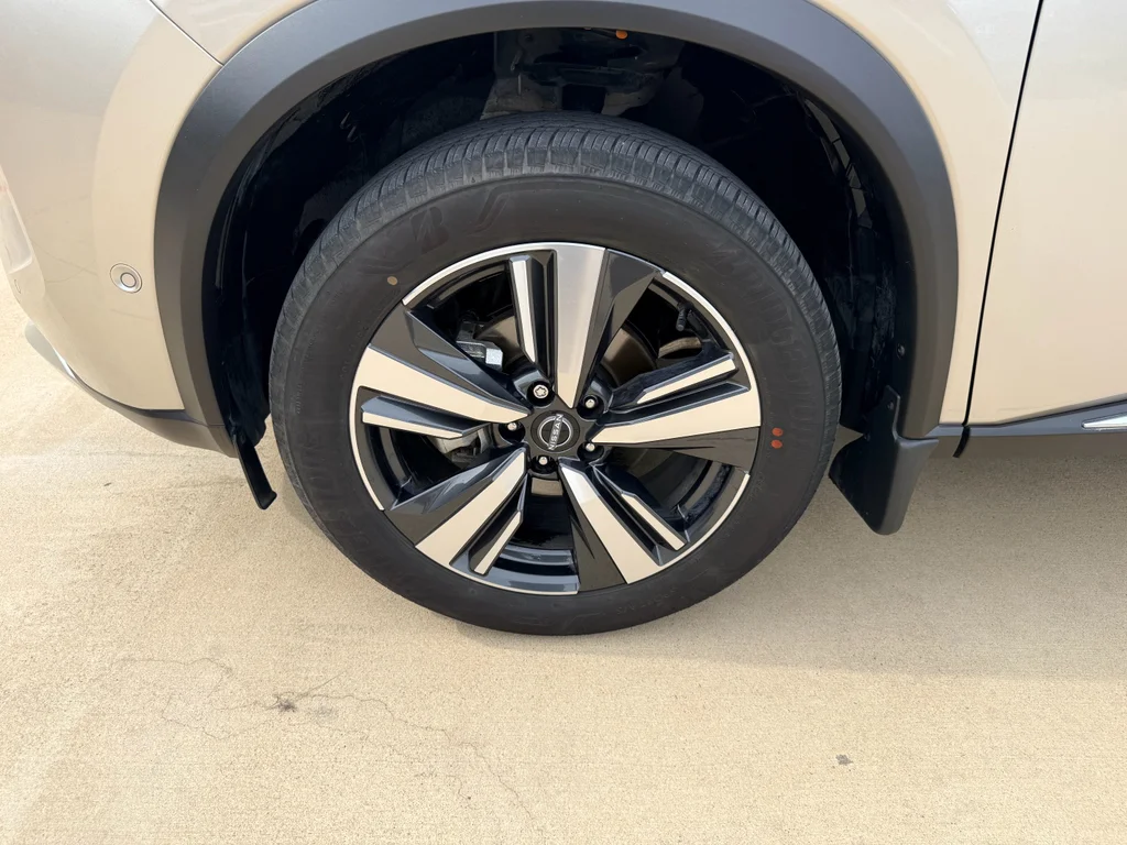 Used 2023 Champagne Silver Metallic Nissan Platinum image 31