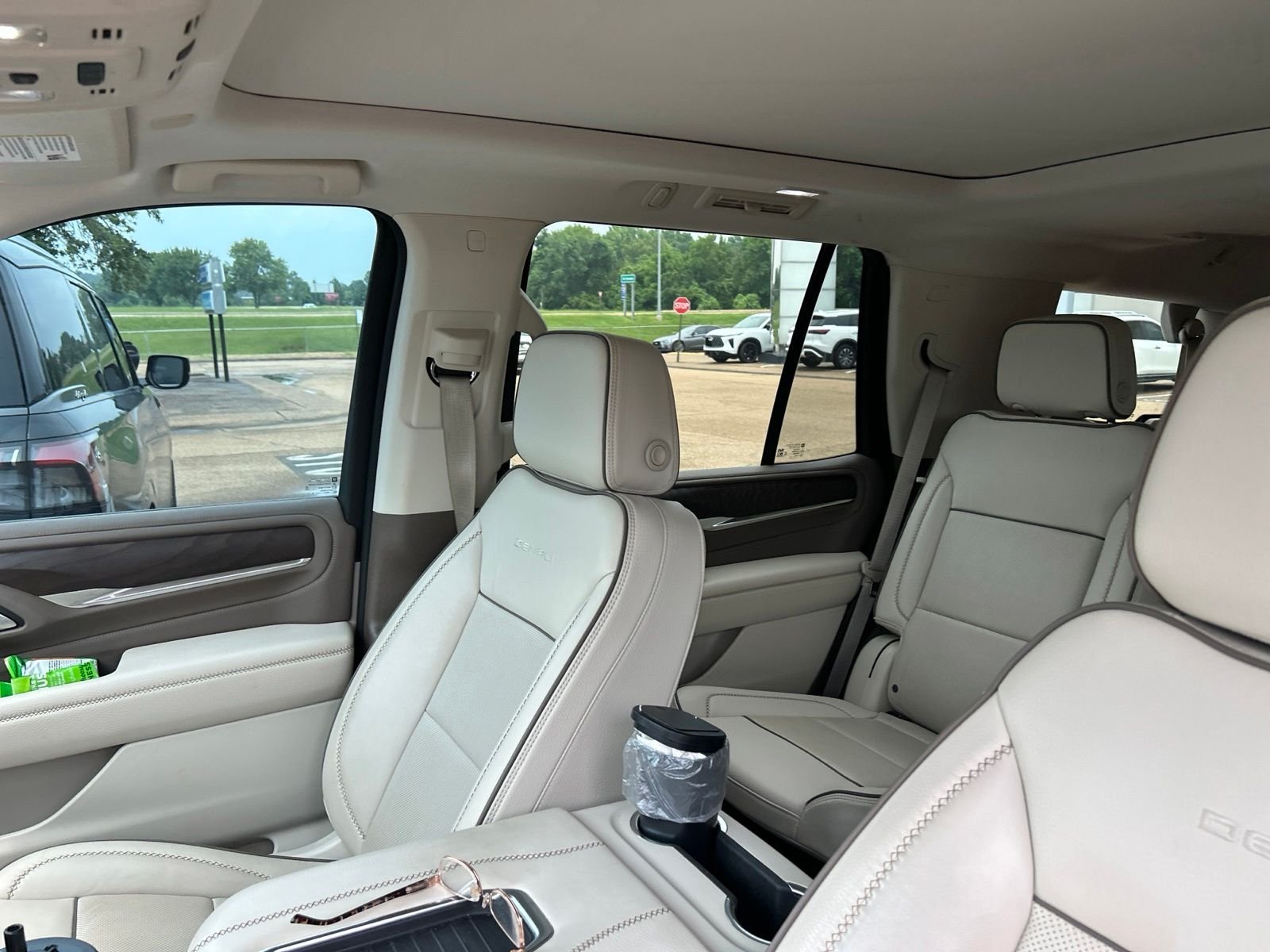 Used 2022 White GMC Denali image 26