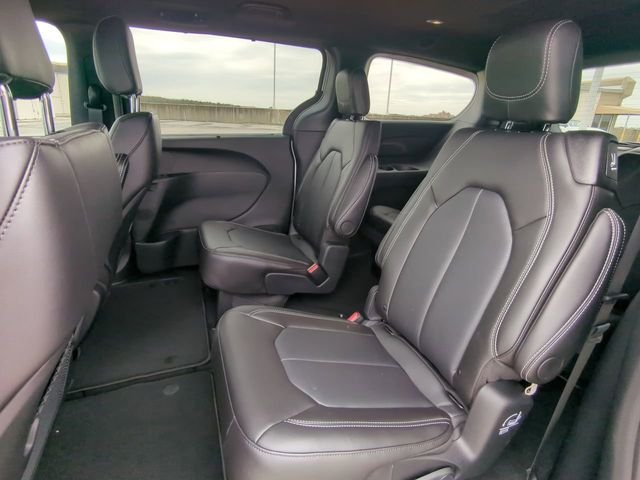 New 2026 Silver Mist Clear-Coat Exterior Paint Chrysler Select image 17