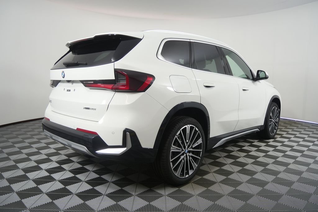 New 2026 Alpine White BMW xDrive28i image 3
