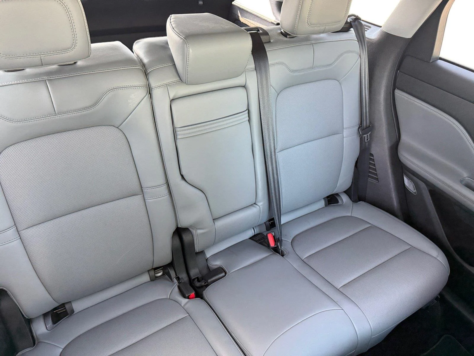Used 2022 Pristine White Lincoln Standard image 17
