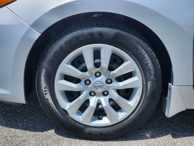 Used 2017 Brilliant Silver Metallic Nissan 2.5 S image 9