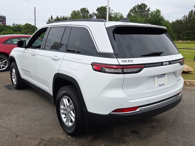 Used 2025 White Jeep Laredo image 10