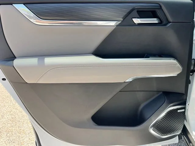 Used 2025 Summit White GMC Elevation image 25