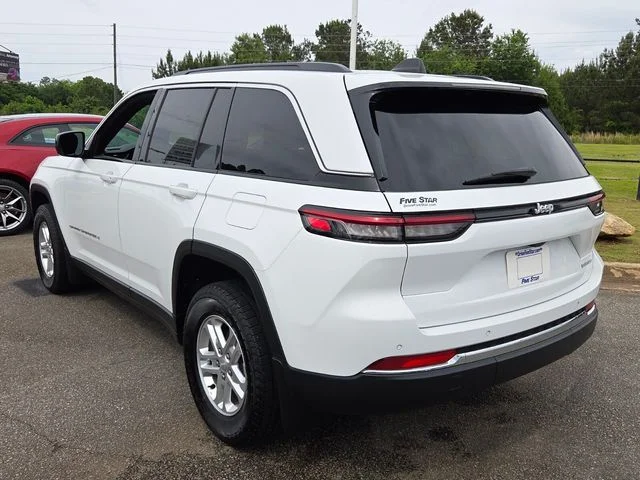 Used 2025 White Jeep Laredo image 10